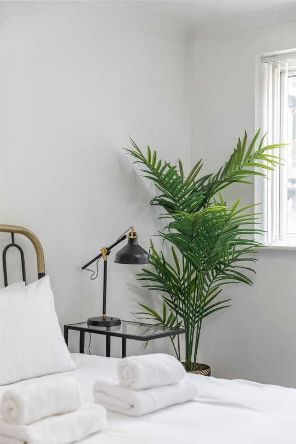 Beachside Retreat 2-Bedroom Gem With Free Private Parking & Outdoor Space 브라이턴 외부 사진
